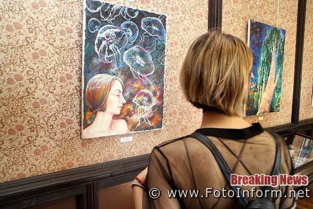 Сьогодні, 28 серпня, у місті Кропивницький в художньо-меморіальному музеї О.О.Осмьоркіна відкрилася персональна виставка творів Ольги Різдвянської-Краснопольської «Пів голови», повідомляє FOTOINFORM.NET